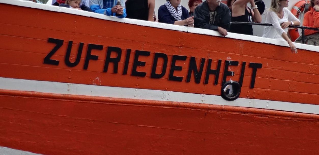 ein Boot mit dem Namen 'Zufriedenheit'